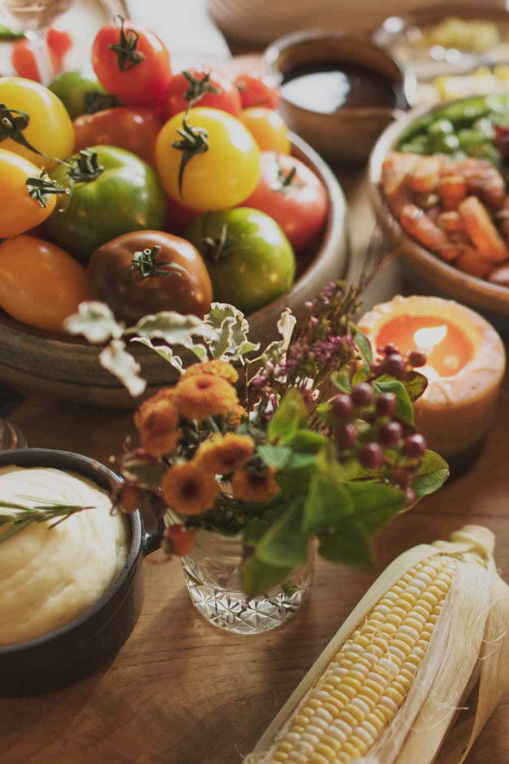 Una foto de una variedad de alimentos para nutrición consciente y equilibrada